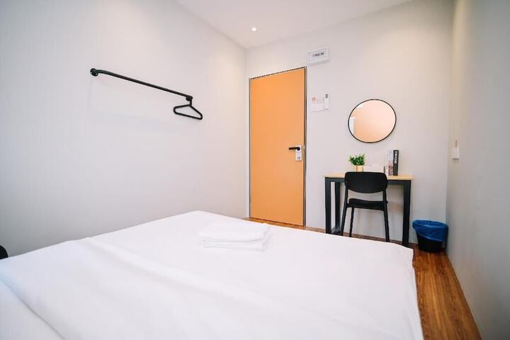 Room 7 of 18