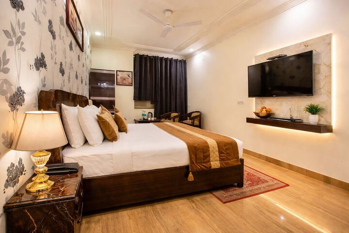Room 4 of 12