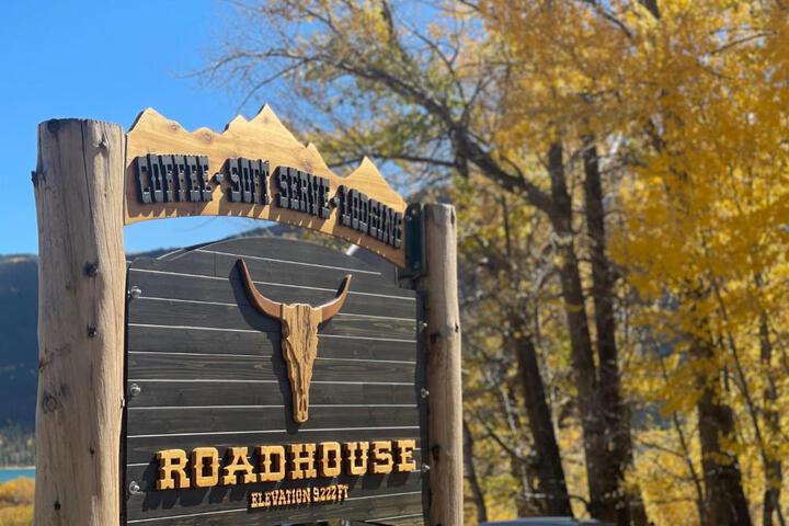 Roadhouse Lodge & Coffee Shop