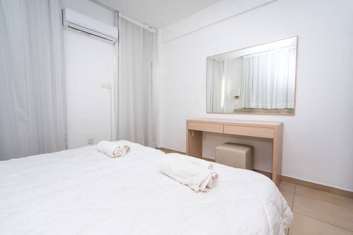 Room 5 of 8