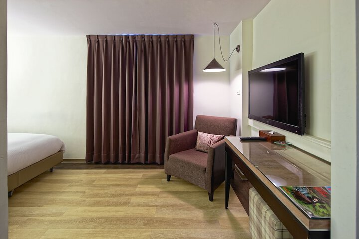 Room 9 of 30