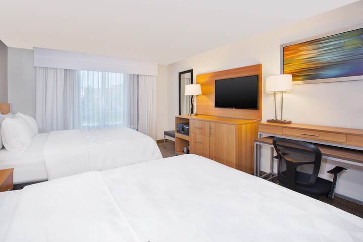 2 Queen Beds (1 of 8)