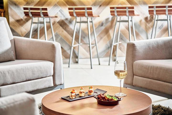 Lounge 48 of 65