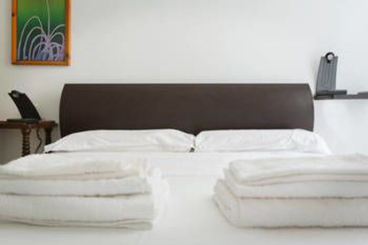 Room 8 of 11