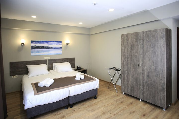 Room 4 of 18