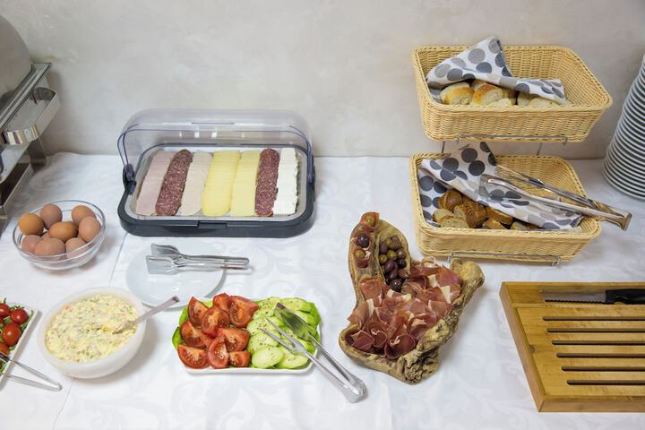 Breakfast/Coffee Service 145 of 166