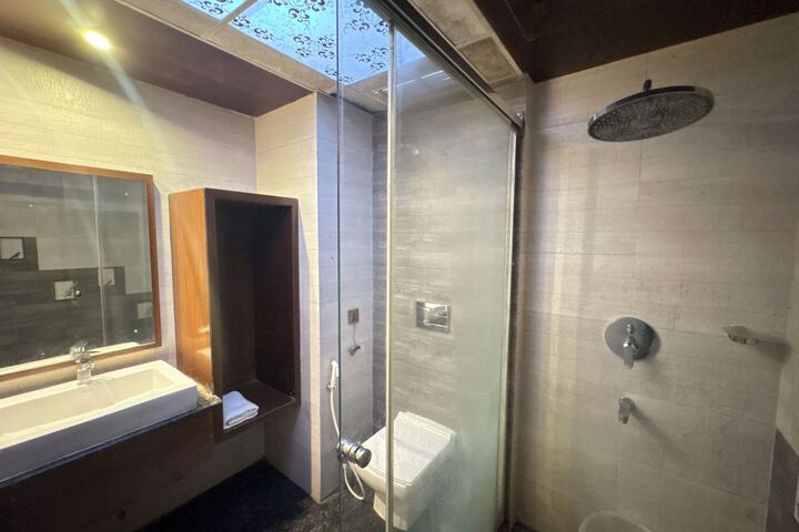Room 6 of 65