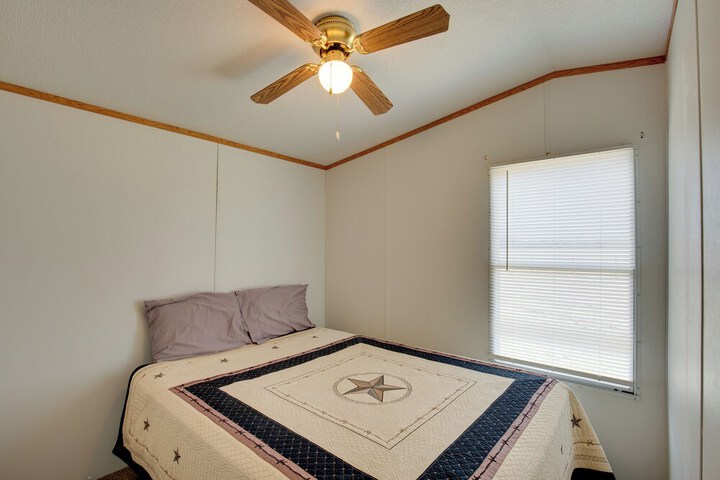 Game Room Fireplaces, On-site Lake! Kaufman Home