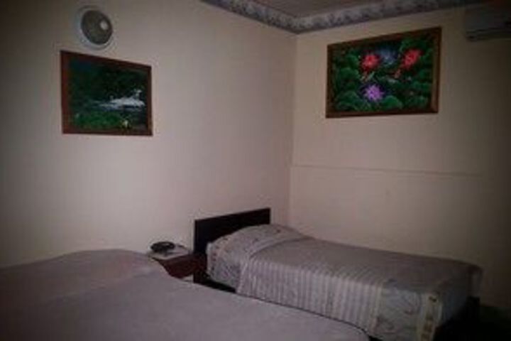 Room 10 of 28