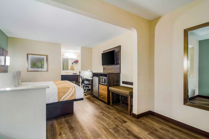 1 King Bed (3 of 14)