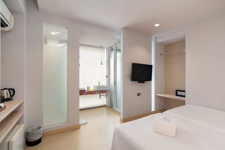 Room 27 of 74