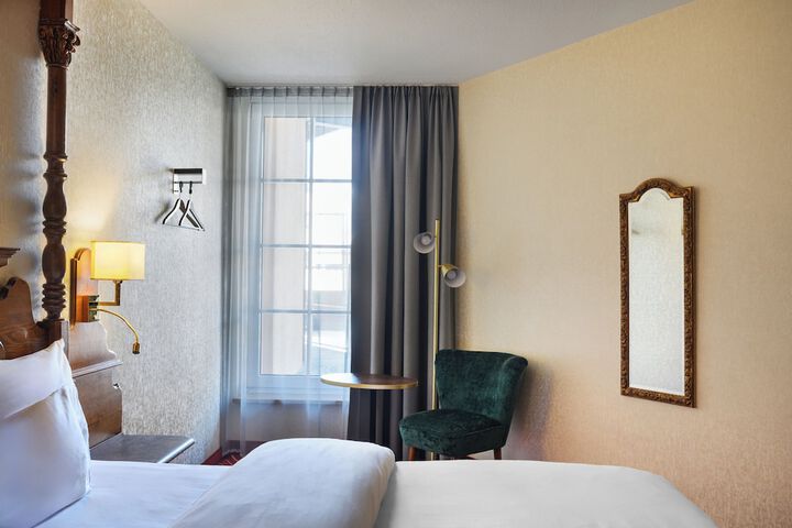 Room 44 of 111