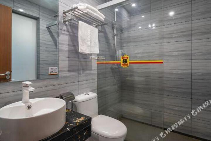 SUPER 8 HOTEL