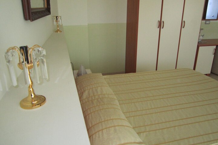 Room 8 of 63