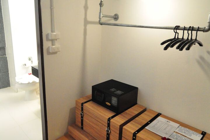 Room 11 of 40