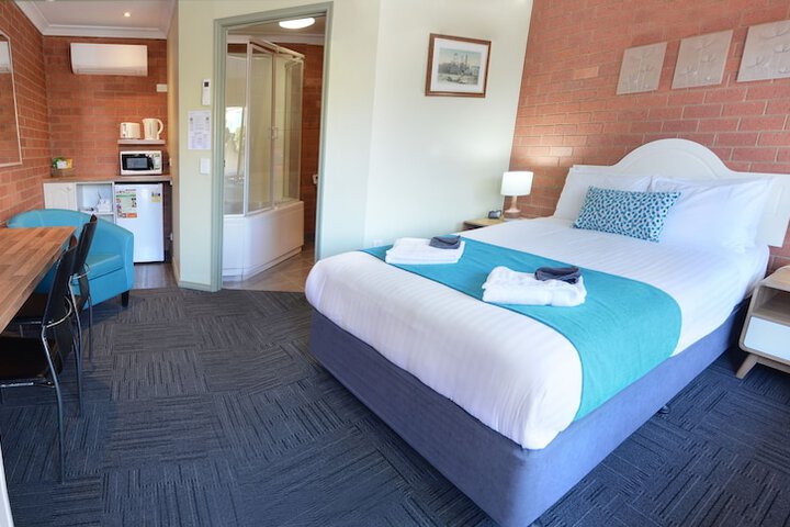 Room 2 of 28