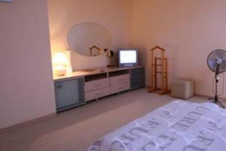 Room 2 of 6