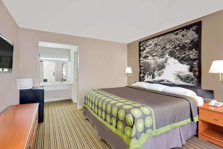 1 King Bed Accessible Ground Floor Room (2 of 13)