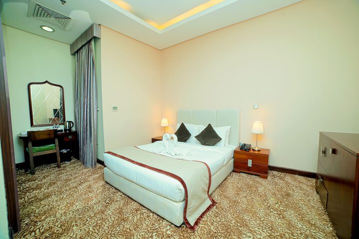 Room 13 of 32