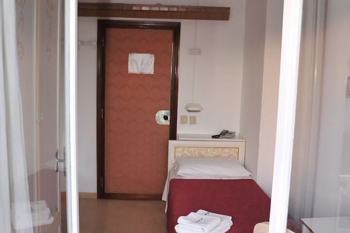 Room 12 of 42