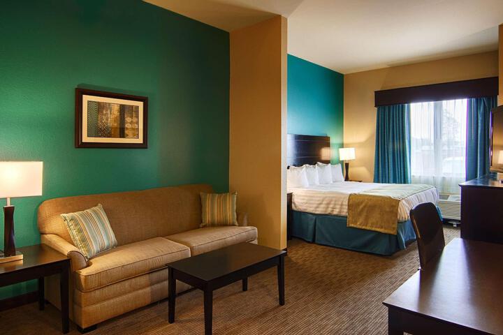 1 King Bed Pillowtop Bed Microwave and Refrigerator 42 Inch LCD Television Full Breakfast (5 of 6)