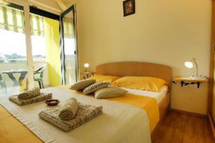 Room 5 of 10
