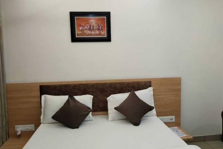 Room 3 of 28