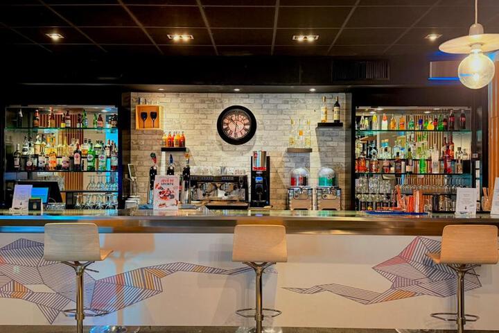Lounge 11 of 23