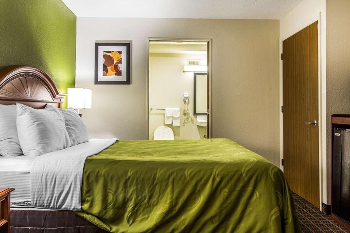 1 Queen Bed (6 of 17)