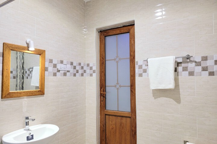 Room 7 of 12