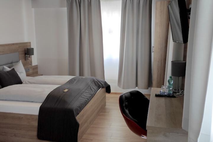 Room 8 of 40