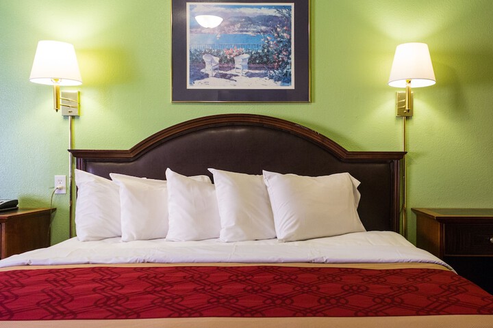 1 King Bed (8 of 18)