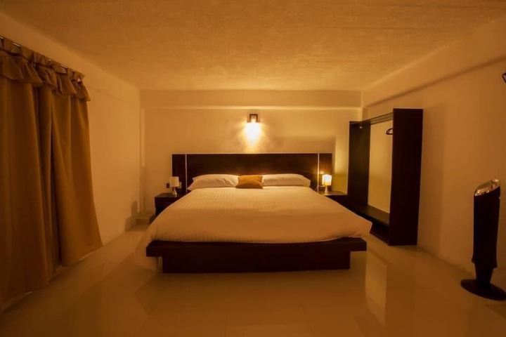 Room 6 of 16