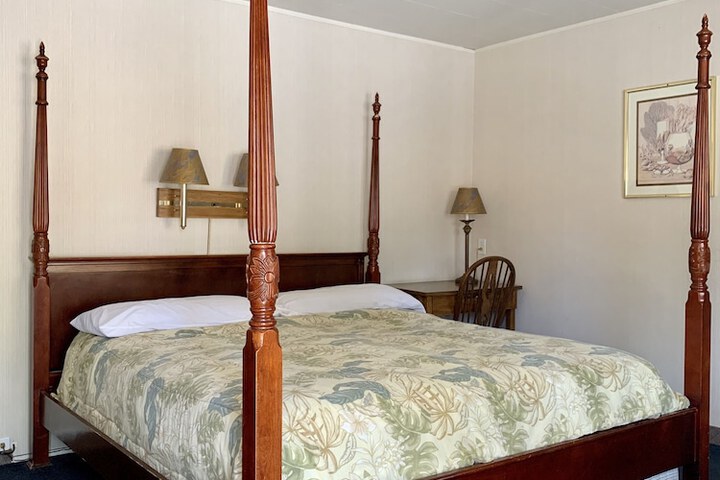 1 King Bed (4 of 6)
