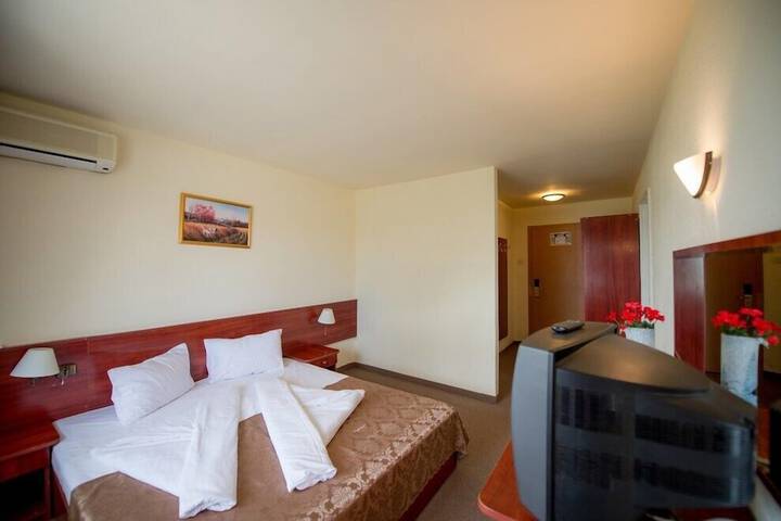 Room 12 of 32