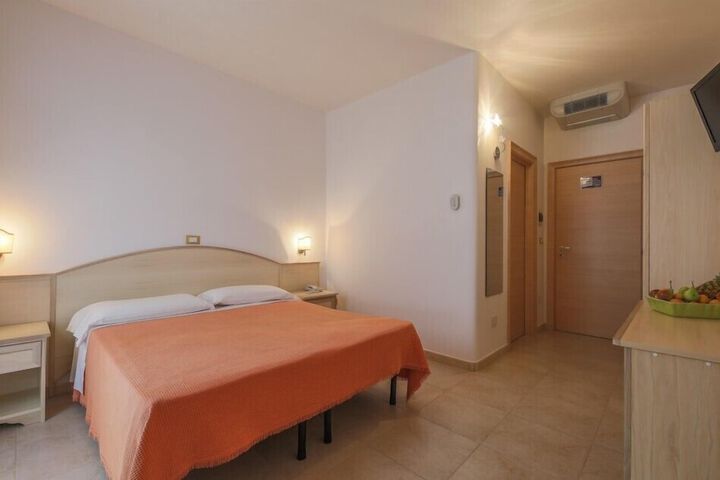 Room 10 of 37