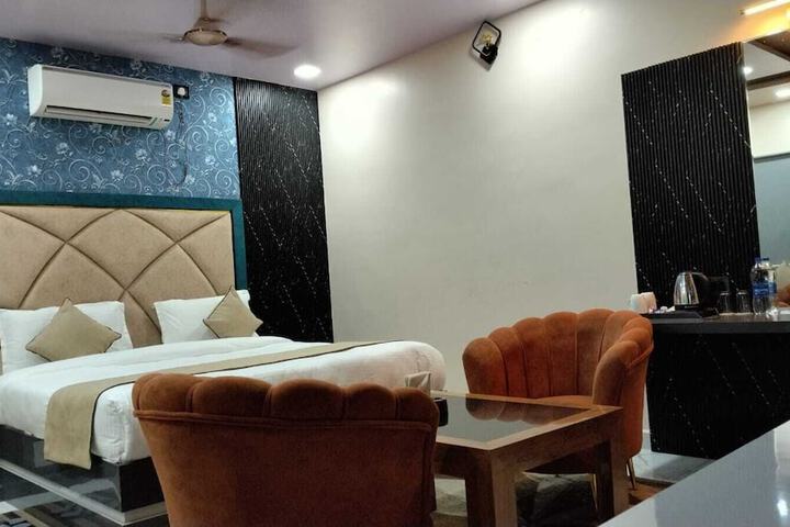 Room 9 of 13