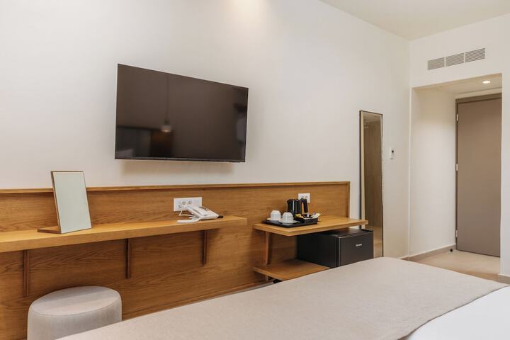 Room 44 of 184