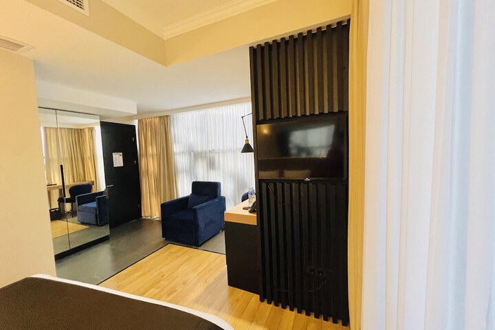 Room 6 of 14