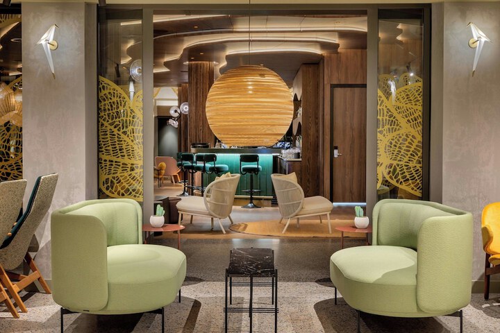 Lounge 167 of 219