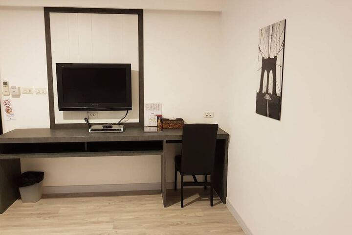 Room 5 of 80