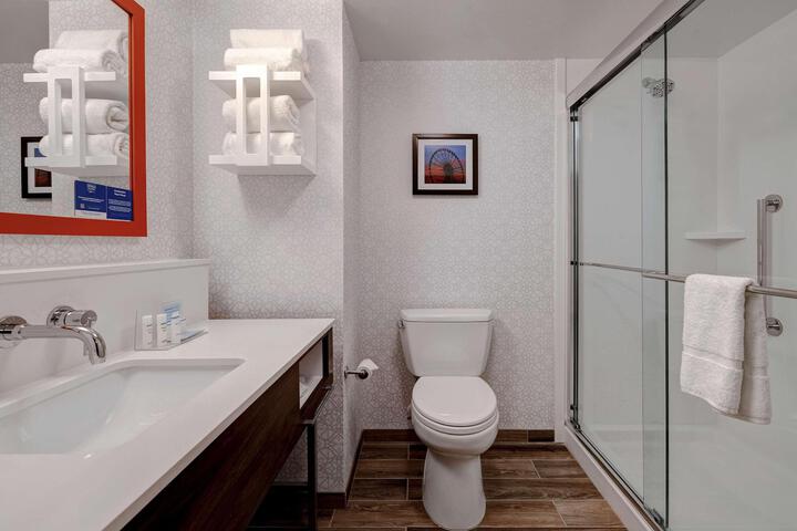 2 Queen Beds Hearing Accessible (3 of 5)