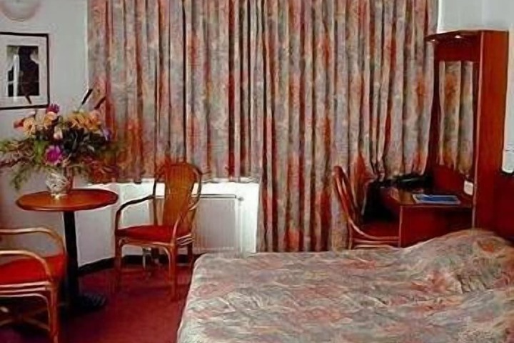 Room 11 of 31