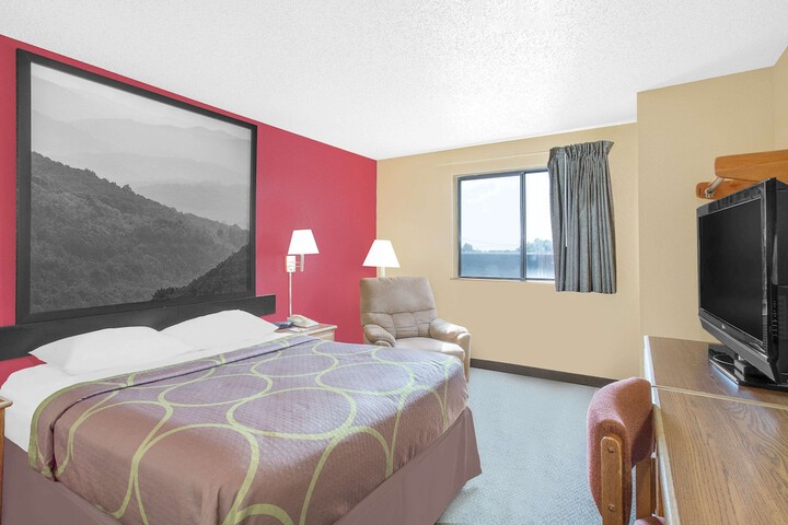 1 Queen Bed (3 of 8)