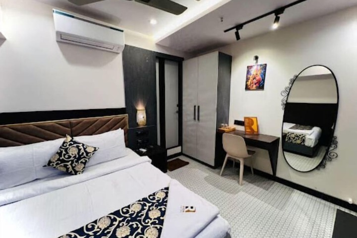 Room 4 of 12