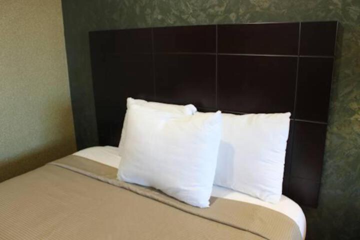 1 King Bed (6 of 21)