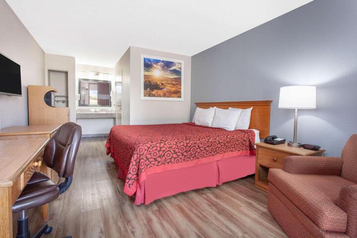 1 King Bed (7 of 9)