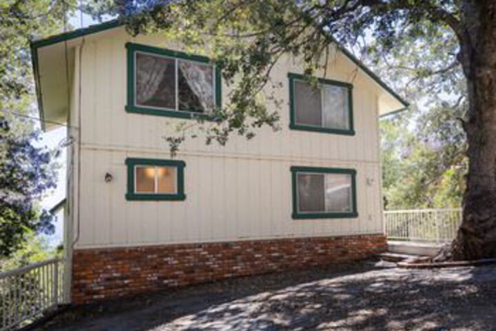 Image of Amazing Lake View 3 Bedroom Home by RedAwning