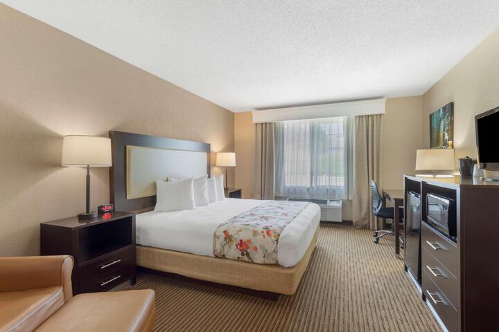 2 Double Beds High Speed Internet Accessible Coffee Maker, Hairdryer Iron and Ironing Board (5 of 7)