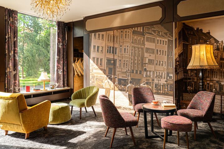 Lounge 75 of 84